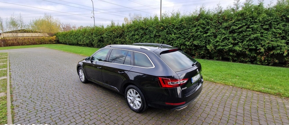 Skoda Superb cena 89800 przebieg: 144000, rok produkcji 2017 z Warszawa małe 742